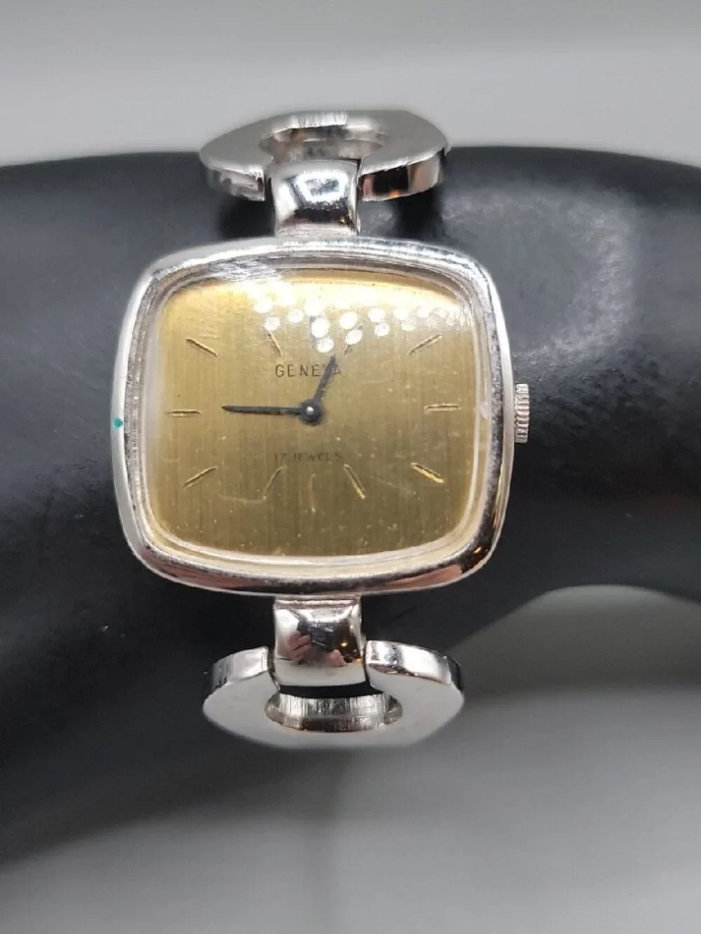 Vintage Geneva 17 Jewels Mechanical Ladies Cocktail Watch Cushion Case RUNS